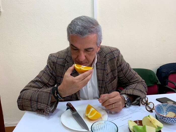 El experto Lluis Serra, examinando una de las naranjas del certamen (Foto TA)